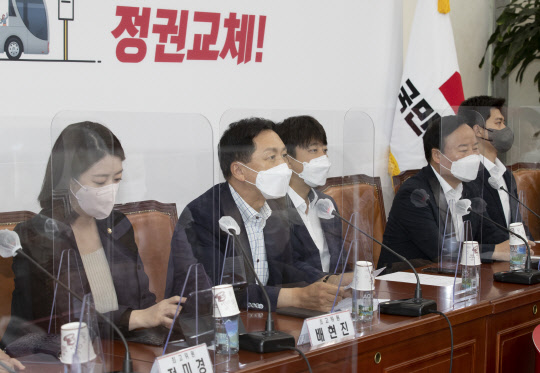 국민의힘 김기현(왼쪽 두번째) 원내대표가 19일 서울 여의도 국회에서 열린 최고위원회의에서 발언하고 있다.연합뉴스